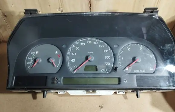 Volvo S70 V70 V70 XC Speedometer (instrument cluster) 9472523 69294240T