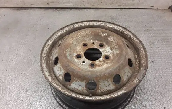 Iveco Daily 30.8 - 9 R15 steel rim 
