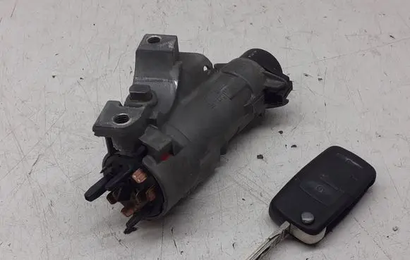 Volkswagen PASSAT B5.5 Ignition lock 4B0905651C