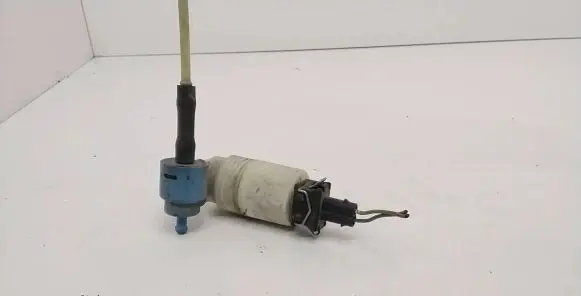 Volkswagen Golf III Windscreen/windshield washer pump 1H6955651