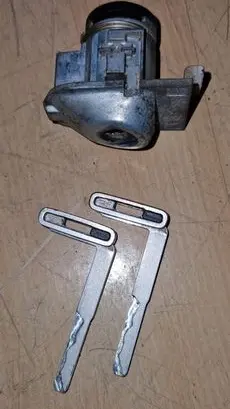 Volvo V70 Front door lock (next to the handle) 