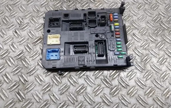 Citroen C5 Fuse module 281197595