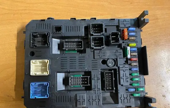 Peugeot 308 Fuse module 966405918002 281192496D 281208364