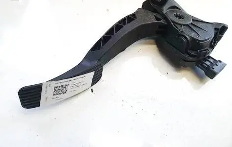 Accelerator throttle pedal