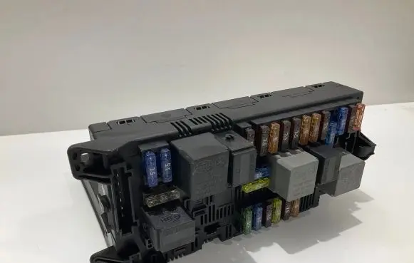 Mercedes-Benz CLS C219 Fuse module 2115457701