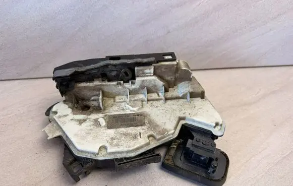 Volkswagen Jetta VI Rear door lock 5K4839016F