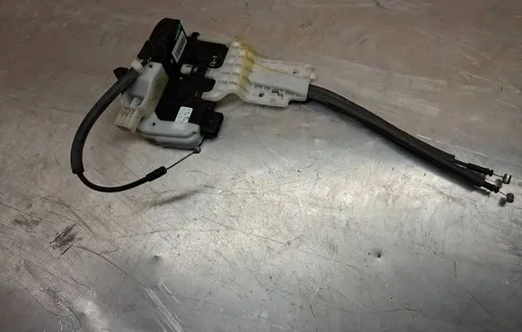 Hyundai ix35 Front door lock 813102Y000