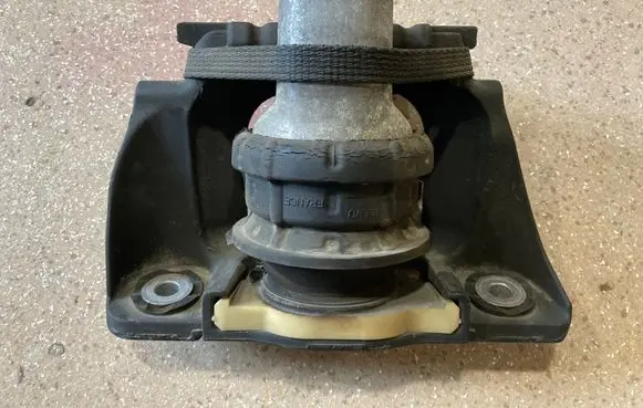 Volvo XC90 Engine mount bracket 31330568
