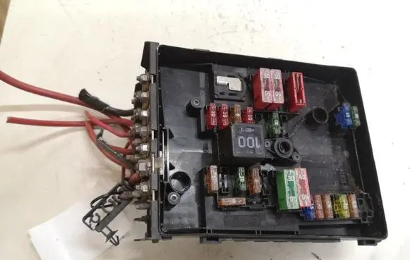 Volkswagen Golf V Fuse module 304558010 1E020708 01718130
