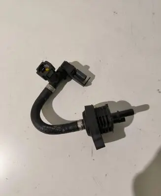 Mercedes-Benz C W205 Vacuum valve A0004703800