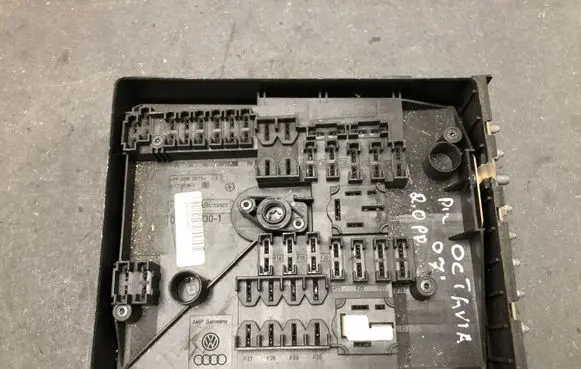 Volkswagen Golf V Fuse box set 1K0937125A