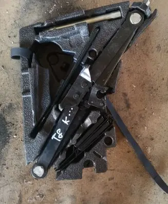 Volkswagen Touareg I Spare wheel section trim 