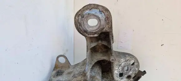 Audi A4 S4 B6 8E 8H Engine mounting bracket 8E0199352F