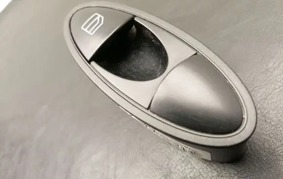 Mercedes-Benz E W211 Electric window control switch A2118218551
