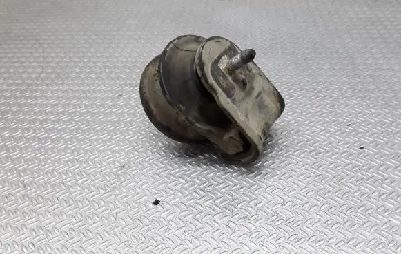 Suzuki Grand Vitara II Engine mount bracket