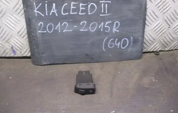 KIA Ceed Tailgate/trunk/boot open switch 