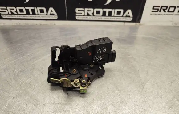 Mercedes-Benz ML W163 Front door lock A1637203235