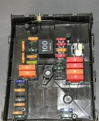 Volkswagen Jetta V Fuse module 1K0937125A