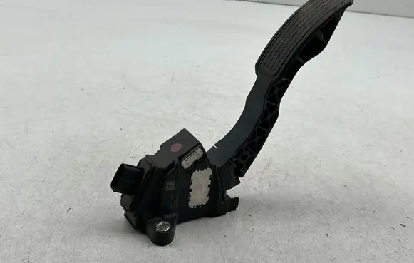Accelerator throttle pedal
