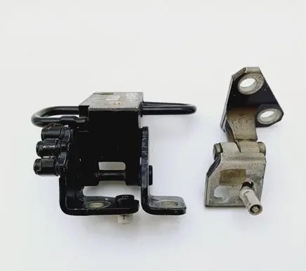 Volkswagen Golf Plus Front door lower hinge 1K0831412K 1K0831402J