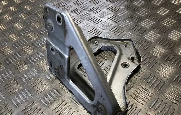 Audi A6 S6 C6 4F Fender mounting bracket 4F0821136A