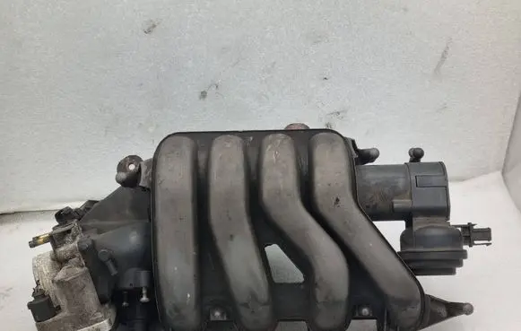 Volkswagen PASSAT B6 Intake manifold 06F133210K