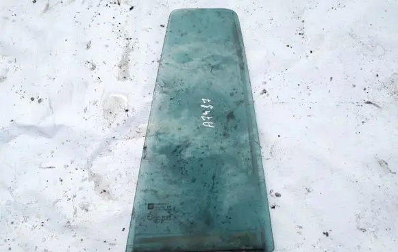 Opel Zafira B Rear vent window glass 