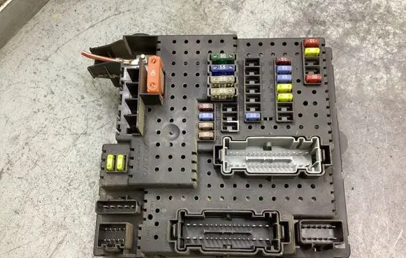Volvo XC70 Fuse module 30728512 28017881