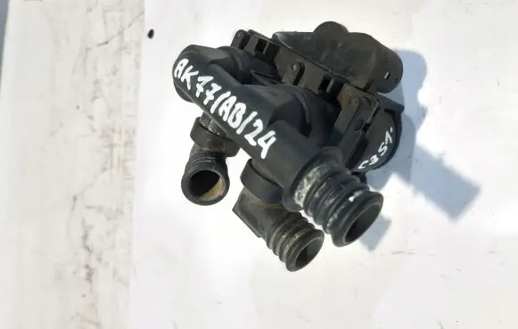 BMW 5 E34 Coolant heater control valve 8391417