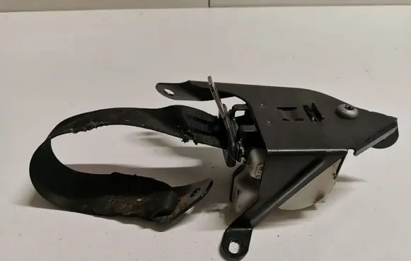 Rear seatbelt