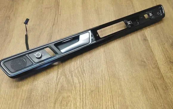 Volkswagen Touareg II Front door trim bar 7P6867410A
