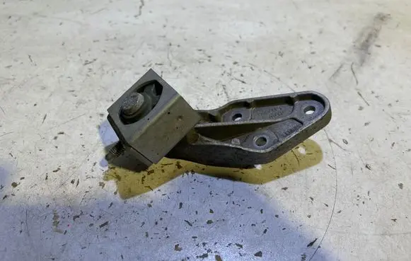 BMW 5 G60 G61 Muffler mount bracket/holder 60855620