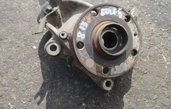 Volkswagen Golf V Front wheel hub