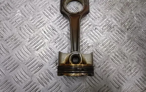 BMW 1 F40 Piston with connecting rod