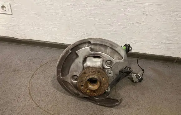 BMW M5 F90 Rear wheel hub spindle/knuckle 6894528 6883340 7857061