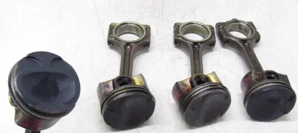 Nissan Qashqai Piston with connecting rod
