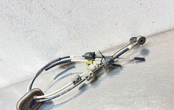 Opel Insignia A Gear shift cable linkage 55560992