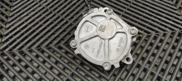 Opel Mokka B Vacuum pump 9812133880