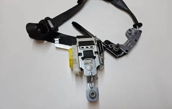 Ford Mustang VI Front seatbelt FR3B76612D64AH 308670110AD