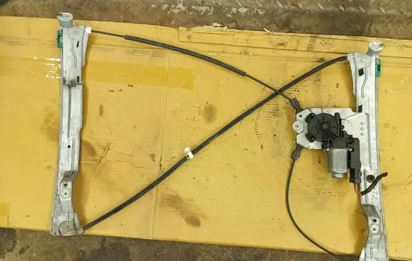 Renault Clio III Front door window regulator with motor 440776d