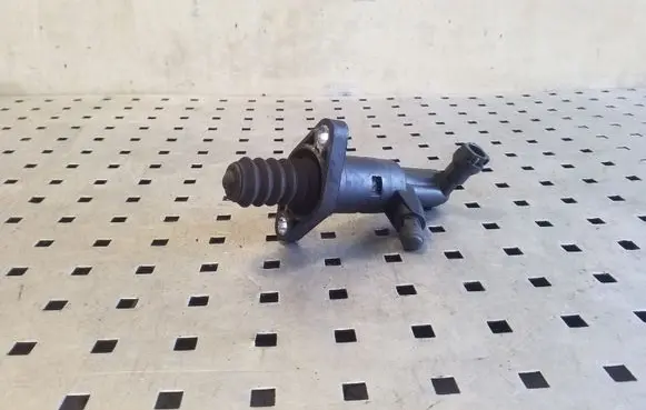 Volkswagen PASSAT B8 Clutch slave cylinder 5Q0721261C