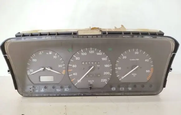 Volkswagen PASSAT B4 Speedometer (instrument cluster) 81117788