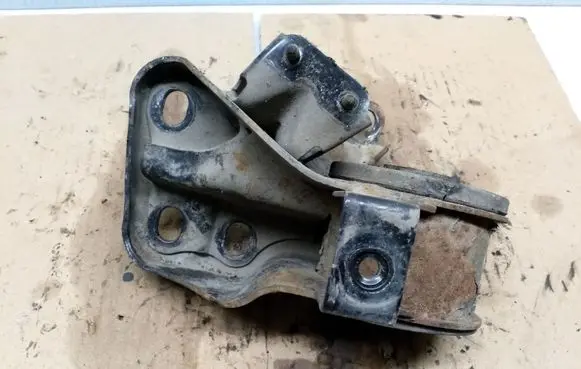 Mazda 626 Engine mount bracket