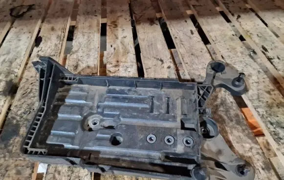 Volkswagen Touran III Battery tray 