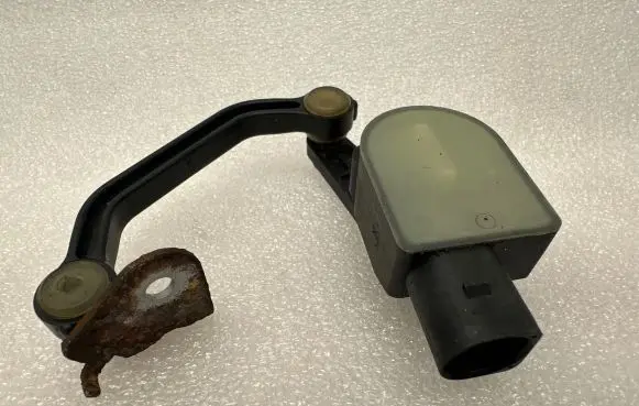Headlight/headlamp level sensor