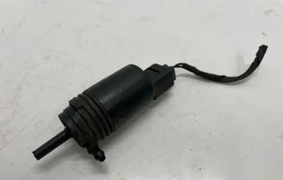 BMW 3 E90 E91 Windscreen/windshield washer pump 8377612