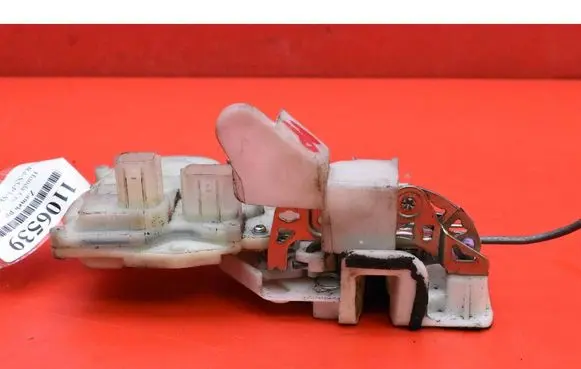 Honda CR-V Front door lock