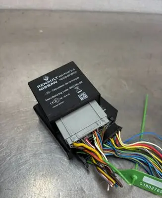 Renault Koleos II Trunk lid opening control unit 8201704572