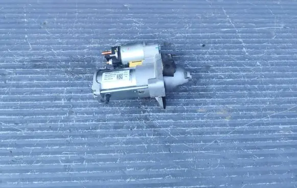 Dacia Sandero III Starter motor 233008820R