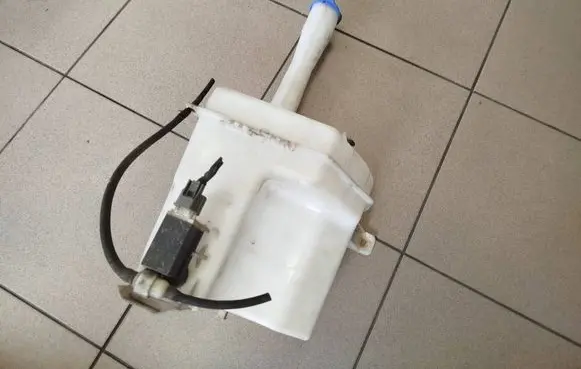 Hyundai i30 Windshield washer fluid reservoir/tank 986102L000 986102L100 986102L200
